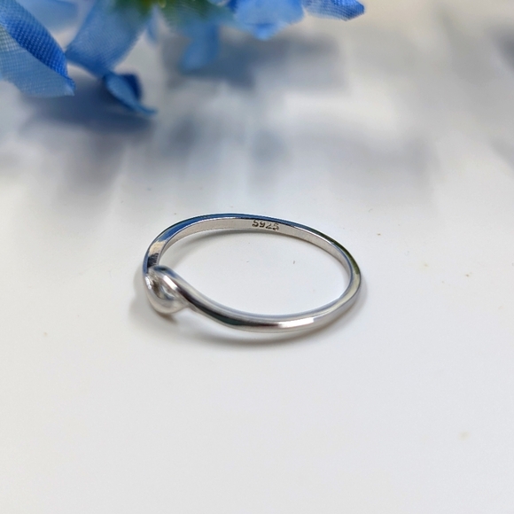 925 Sterling Silver Dainty and Minimalist Design Ring Size 6 - Picture 3 of 4